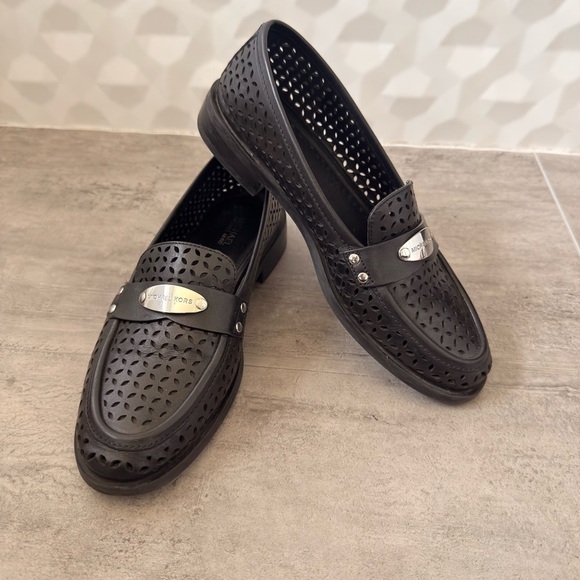 Michael Kors Finley womens black leather perforated loafers size 7M - Picture 4 of 12